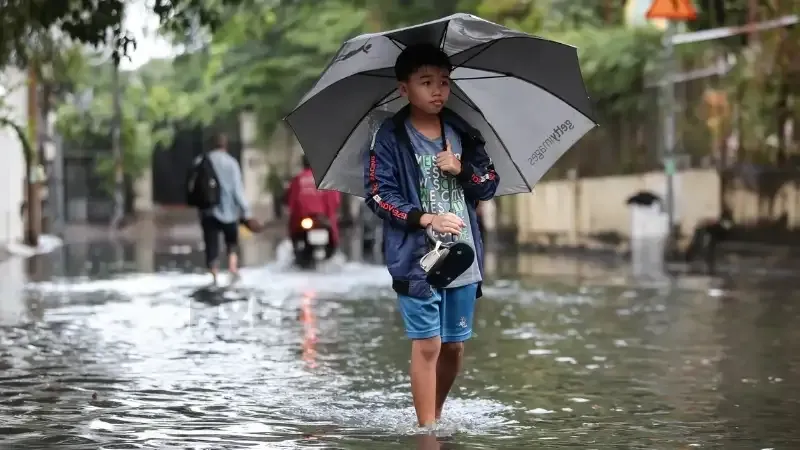 Mơ thấy đang lội nước thì bị thụt chân