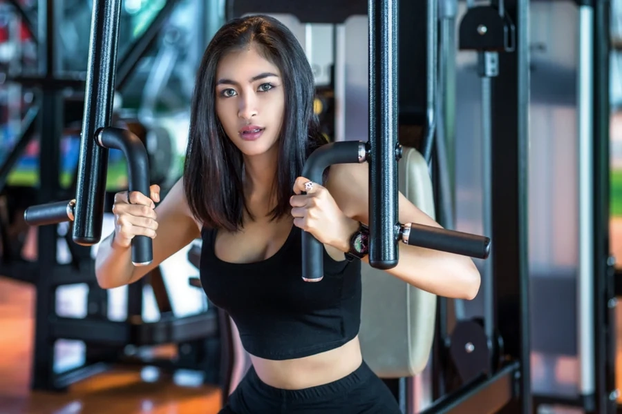 Gái xinh mặc đồ gym luôn thu hút sự chú ý trong phòng tập