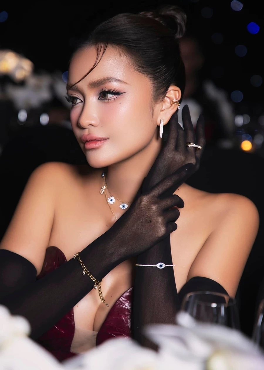 Áo choàng Miss Universe của Ngọc Châu tỏa sáng trên sân khấu