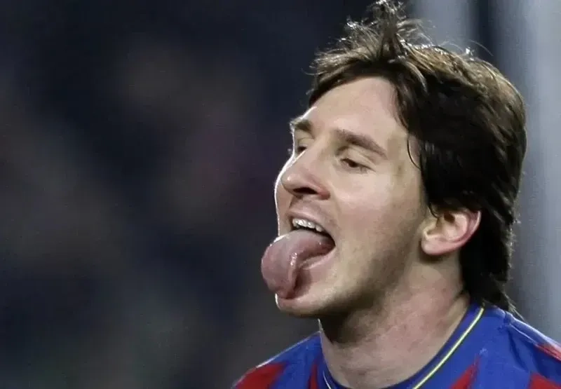 Lionel messi que miras bobo meme thể hiện sự hài hước trong bóng đá