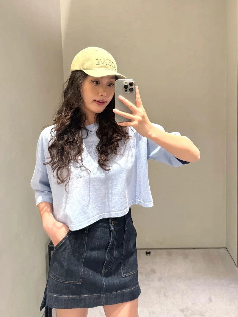 Phong cách gái mặc croptop che mặt bí ẩn nhưng vẫn cuốn hút