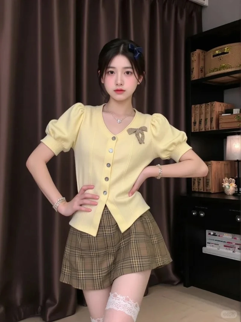 Hình ảnh năng động của gái mặc váy ngắn hiện đại