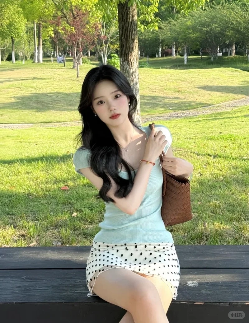 Visual tự nhiên của gái mặc váy ngắn ngoài trời