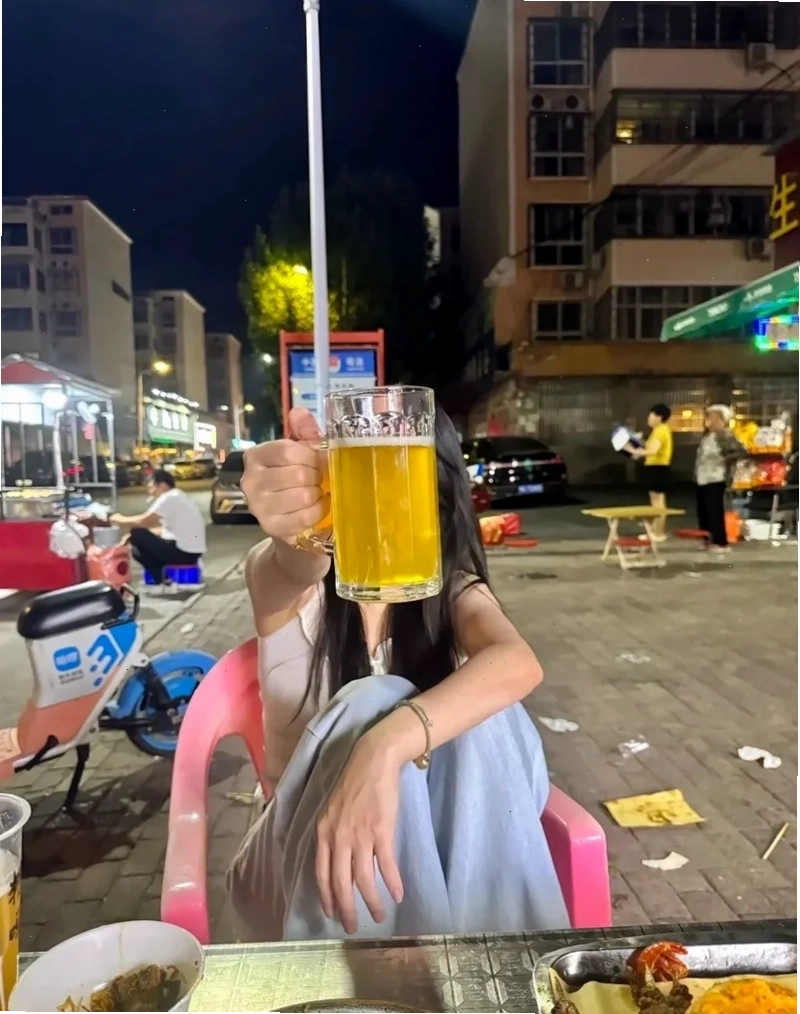 Avatar buồn uống bia một mình
