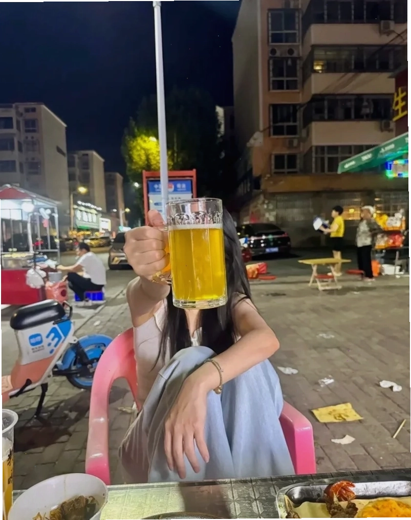 Avatar nam buồn cô đơn với ly bia