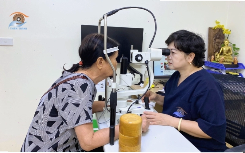 Bác sĩ đang khám mắt cho bệnh nhân