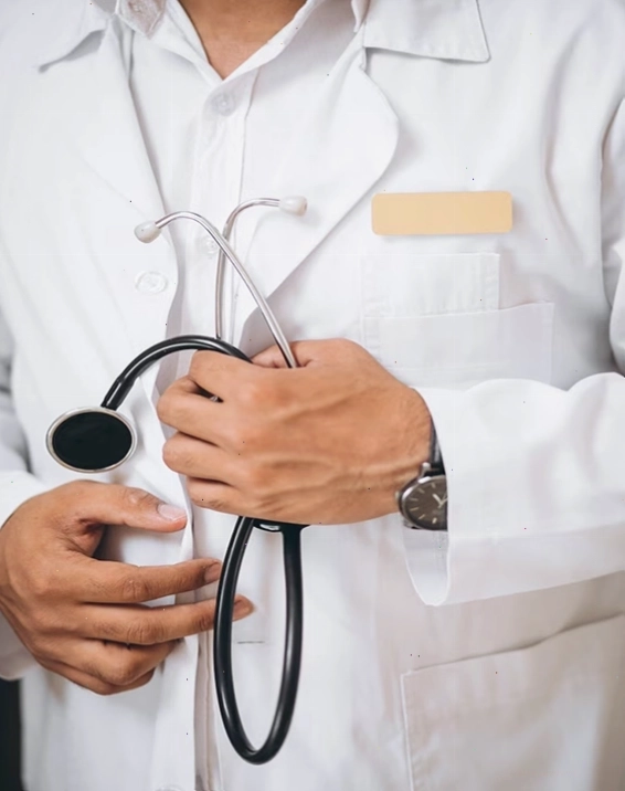 Bác sĩ đang xem xét hồ sơ bệnh án để đưa ra phương án điều trị viêm tai giữa