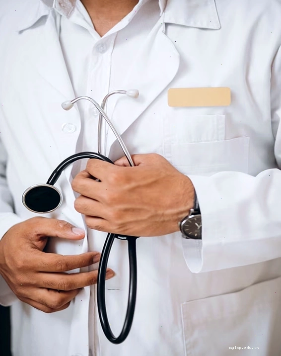 Bác sĩ thực hiện quy trình khám và chẩn đoán sót rau thai