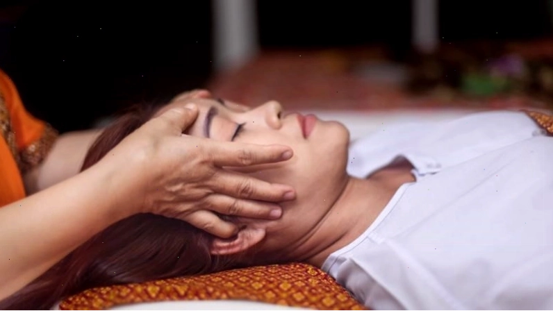 Bấm huyệt và xoa bóp giúp giảm triệu chứng rối loạn tiền đình