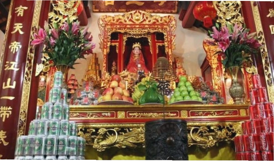 Bàn thờ Bà Tổ Cô được bài trí trang nghiêm với đầy đủ các vật phẩm cúng lễ