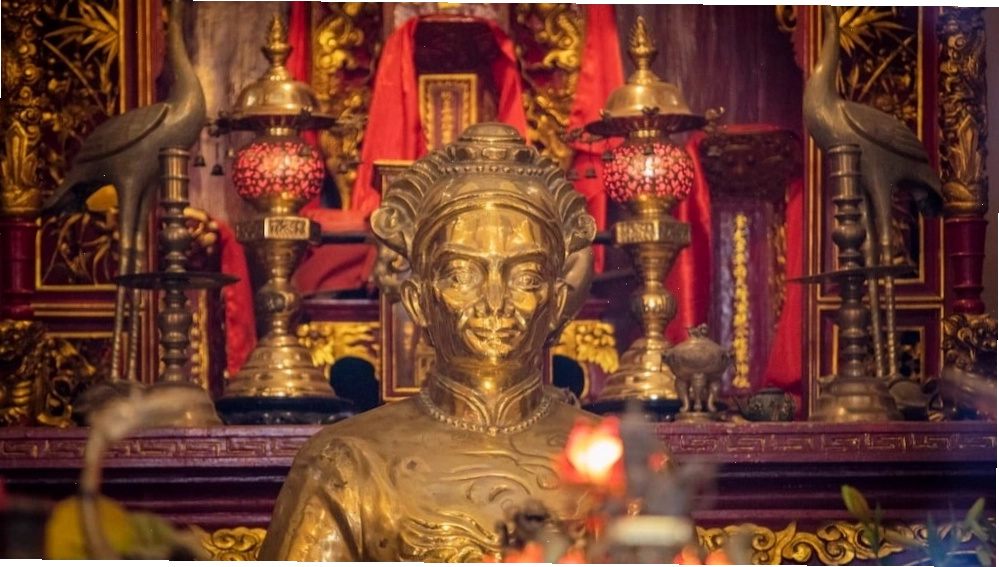 Bàn thờ Tả quân Lê Văn Duyệt tại Lăng Ông Bà Chiểu