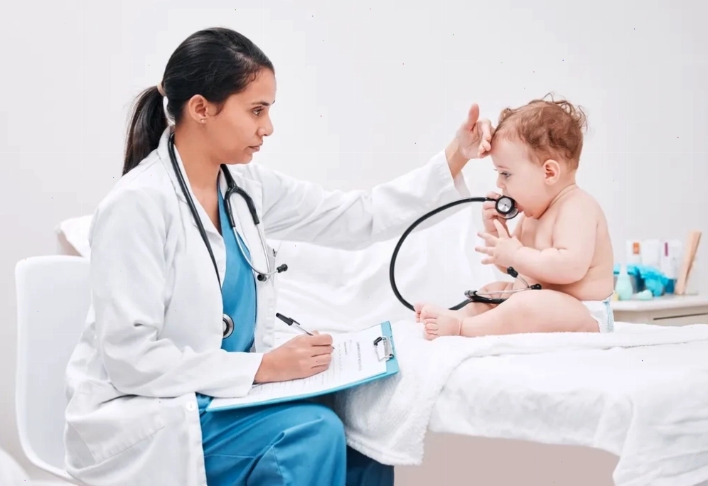 Bé sốt cao cần được đưa đi khám bác sĩ nhi khoa ngay lập tức