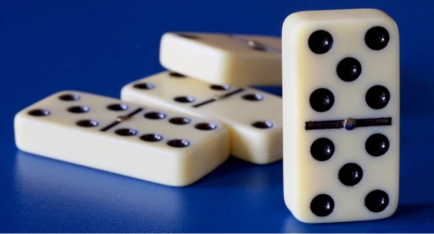 Bộ cờ Domino với các quân cờ được sắp xếp ngay ngắn