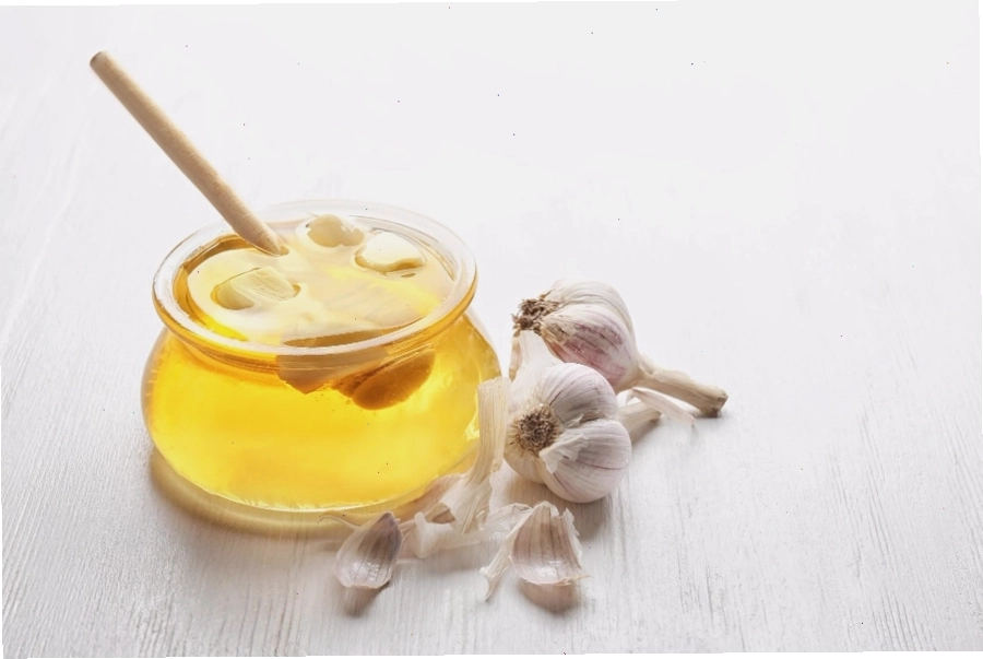Bố mẹ có thể dùng tỏi kết hợp với đường phèn, mật ong để trị ho, giải cảm cho bé
