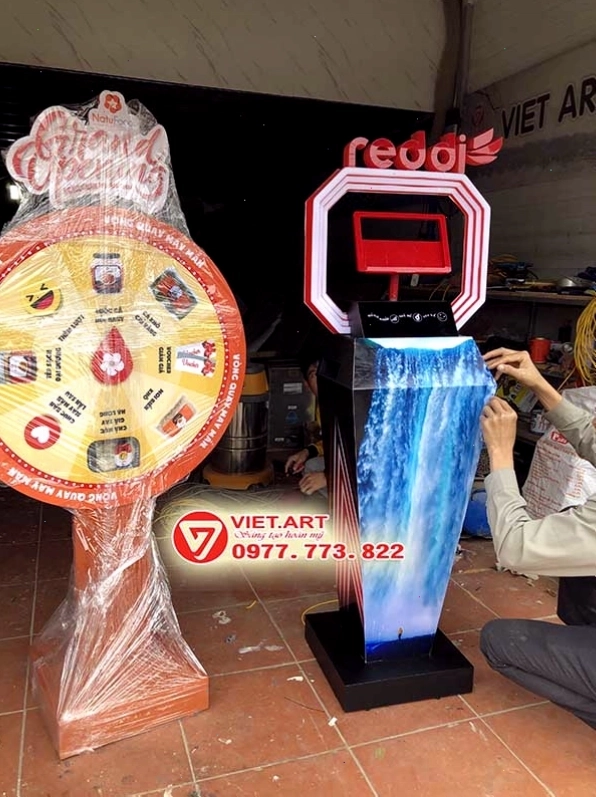 Booth trưng bày sản phẩm với màn hình LED hiển thị vòng quay