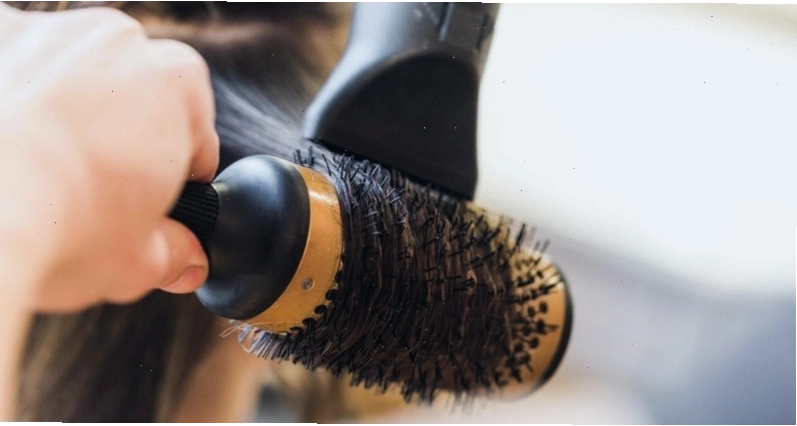Cách làm phồng tóc bằng lược và máy sấy tạo kiểu tóc dày dặn