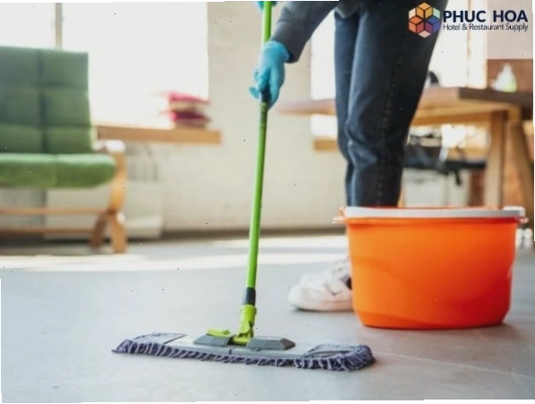 Cách lau nhà sạch bóng với nước ấm và xà phòng