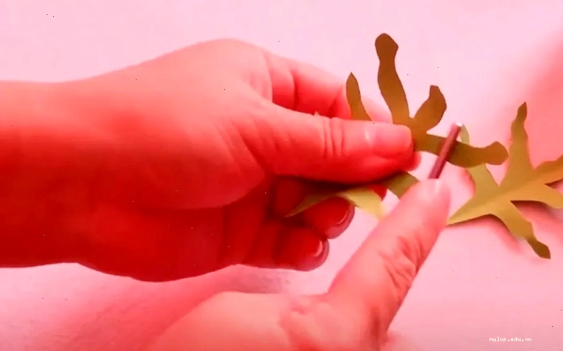 Cắt lá cây bằng giấy bìa màu xanh