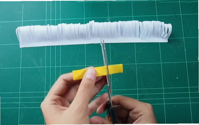 Cắt tua rua giấy màu vàng làm nhụy hoa