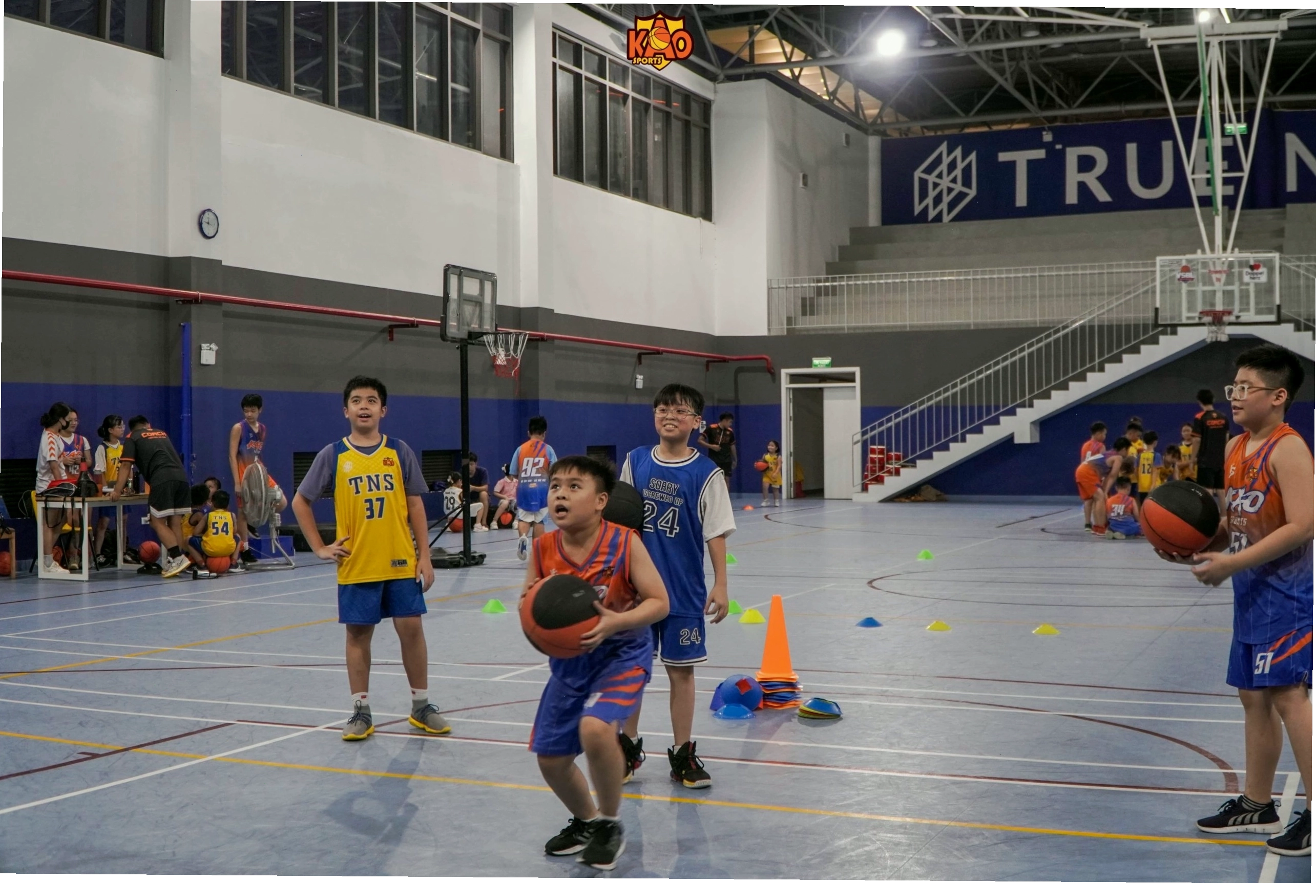 Cầu thủ bóng rổ thực hiện cú úp rổ đầy uy lực