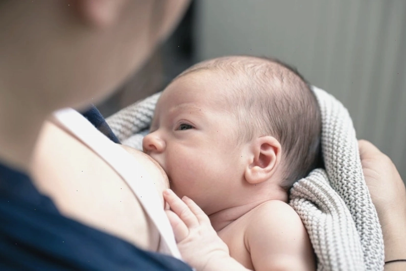 Cho bé bú sữa là cách chữa nấc cho trẻ sơ sinh hiệu quả