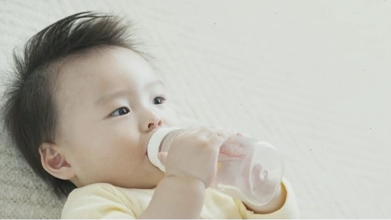 Cho bé uống nhiều nước