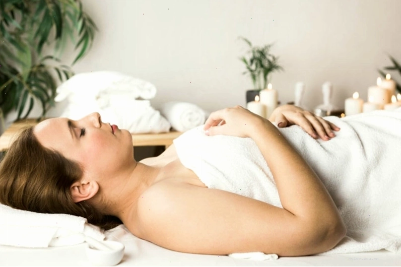 Chườm ấm bầu ngực và mát xa là mẹo chữa mất sữa hiệu quả