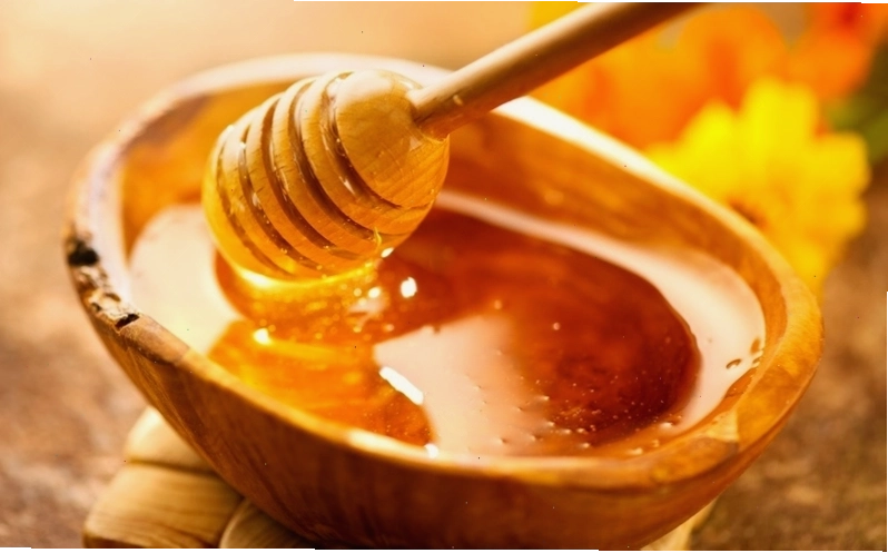 Chườm ấm bụng giúp bé sơ sinh giảm đầy hơi