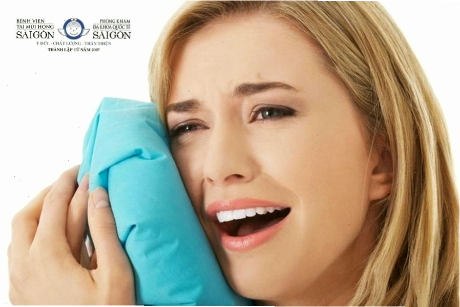 Chườm đá lạnh giúp giảm sưng và tê liệt dây thần kinh gây đau răng