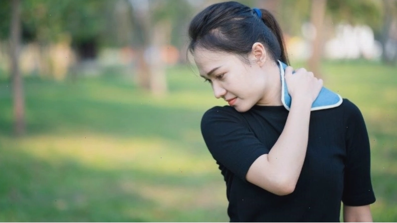 Chườm lạnh giúp giảm sưng tấy và đau nhức vùng cổ vai gáy