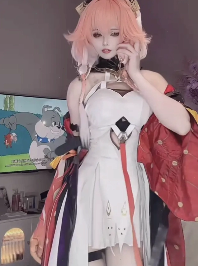 Cô gái cosplay Changli từ Wuthering Waves