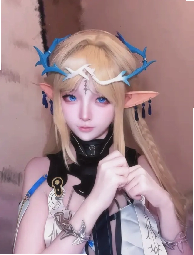 Cô gái cosplay hầu gái chụp ảnh tự sướng trong gương