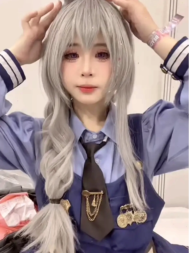 Cô gái cosplay Judy Hopps chỉnh tóc