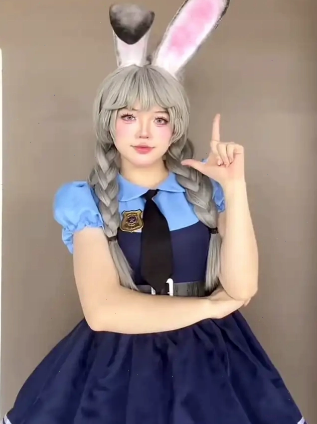Cô gái cosplay Judy Hopps trong trang phục cảnh sát màu xanh