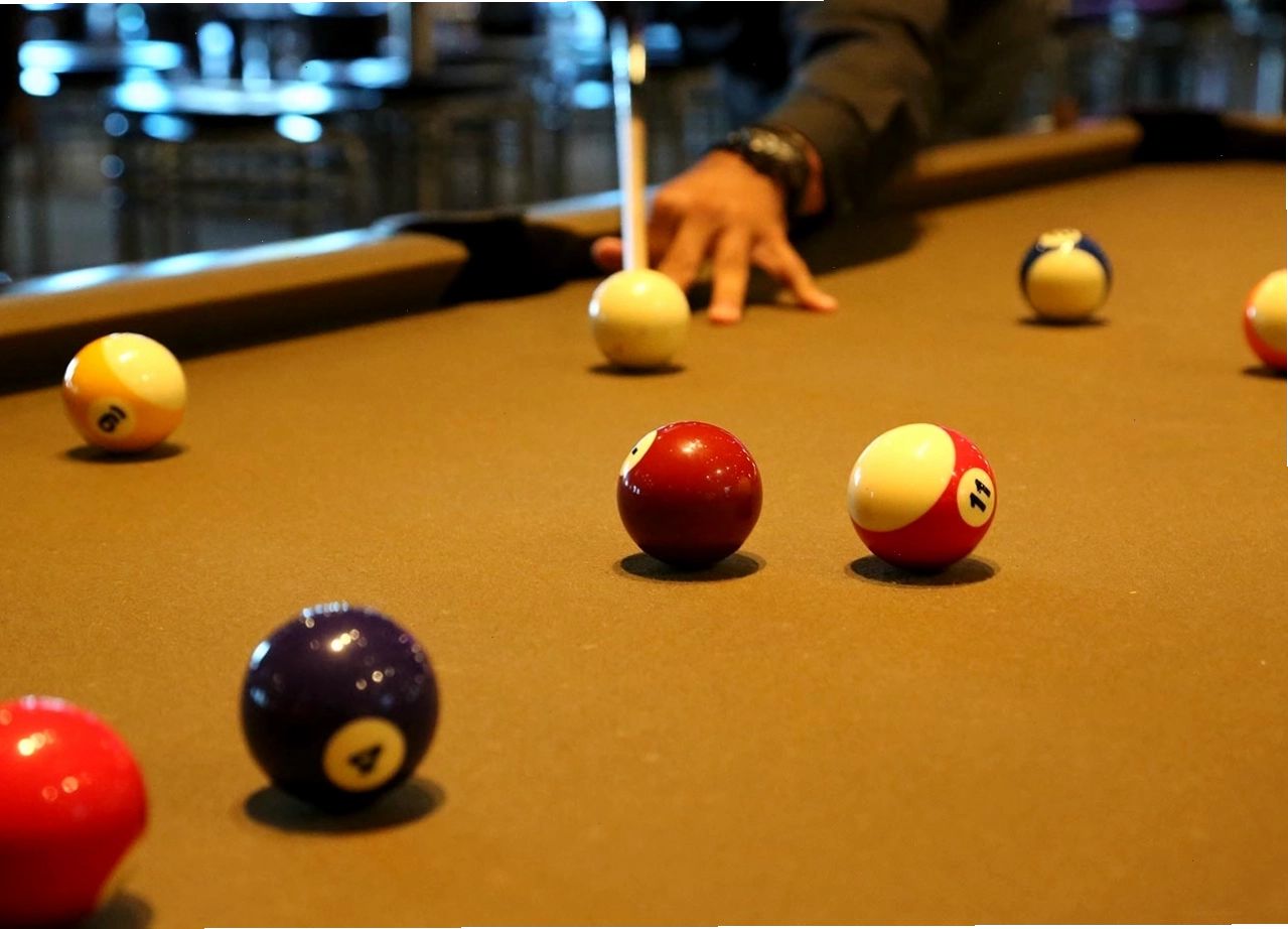 Cơ thủ đang thực hiện cú đánh trong Pool 9 Bi