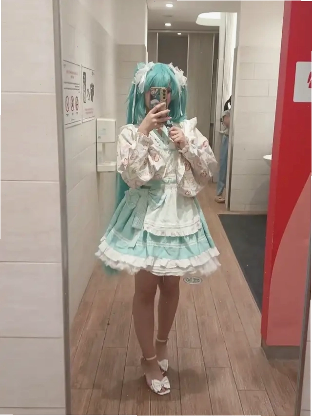 Cosplay Hatsune Miku trong trang phục lolita màu xanh và trắng