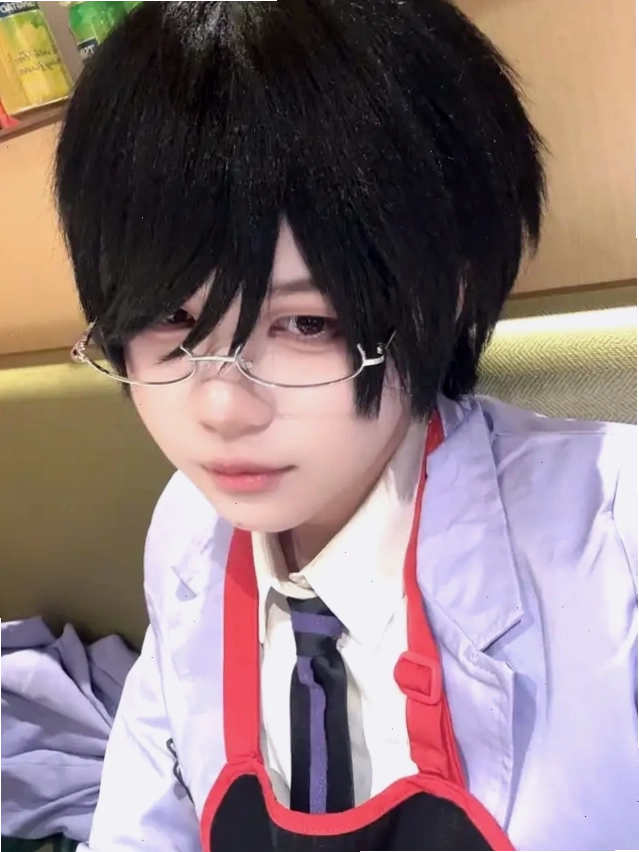 Cosplay Kyoya Ootori với tóc đen ngắn và kính gọng bạc