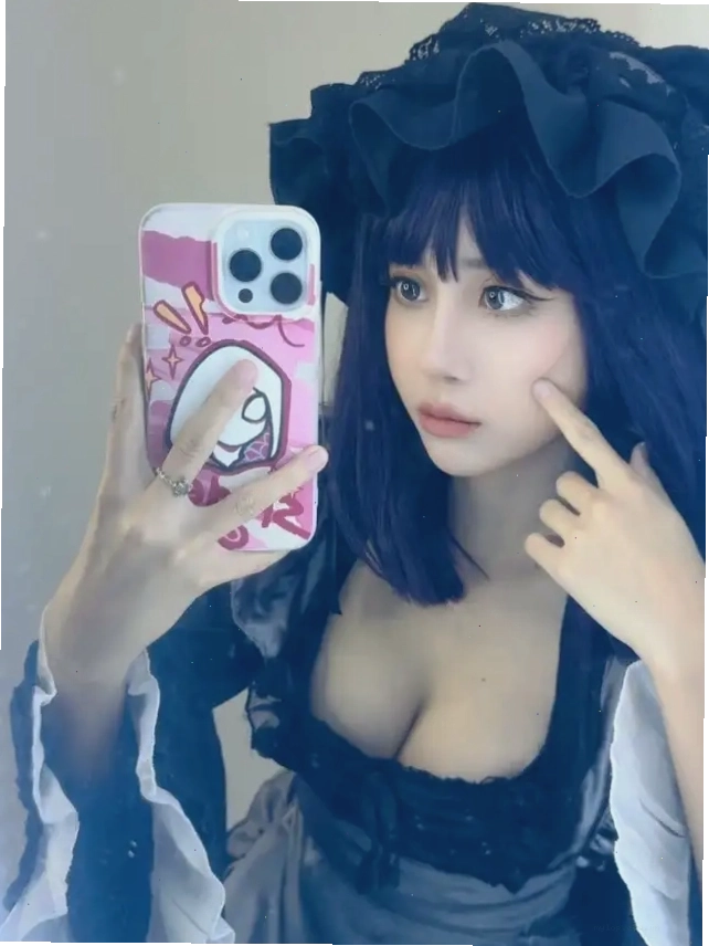 Cosplay Shizuku Tan với tóc xanh đậm và trang phục đen