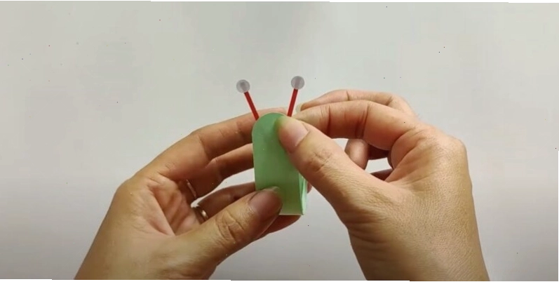 Dán râu ốc lên đầu giấy