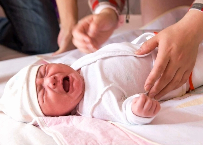Dấu hiệu trẻ sơ sinh bị đầy hơi quấy khóc
