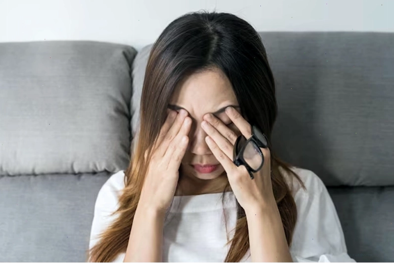 Đau mắt đỏ kéo dài kèm nhìn mờ cần đi khám bác sĩ