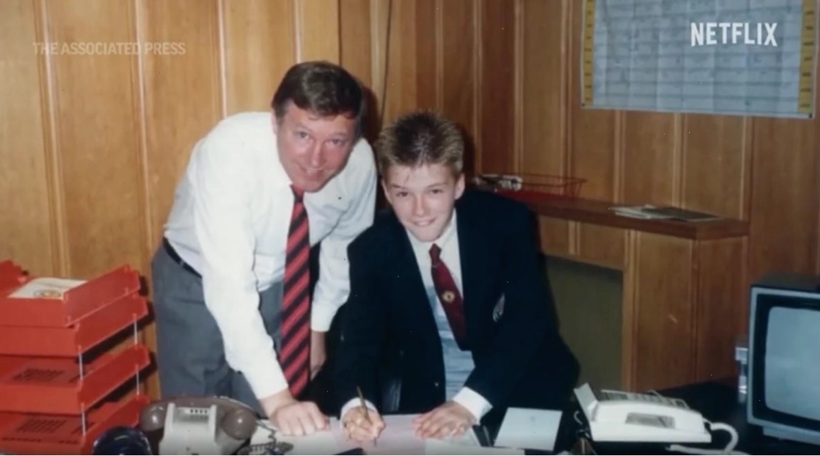 David Beckham chụp ảnh cùng HLV Alex Ferguson