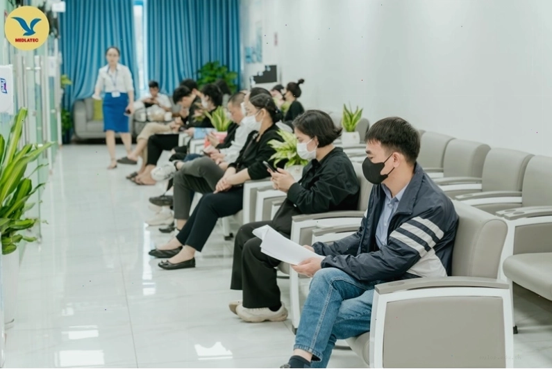 Đi khám bác sĩ khi trẻ có dấu hiệu đái dắt kéo dài