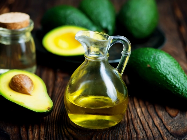 Dùng dầu dưỡng móng chuyên dụng để kích thích móng dài nhanh