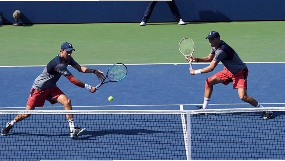 Hình ảnh hai vận động viên đang thi đấu một trận tennis