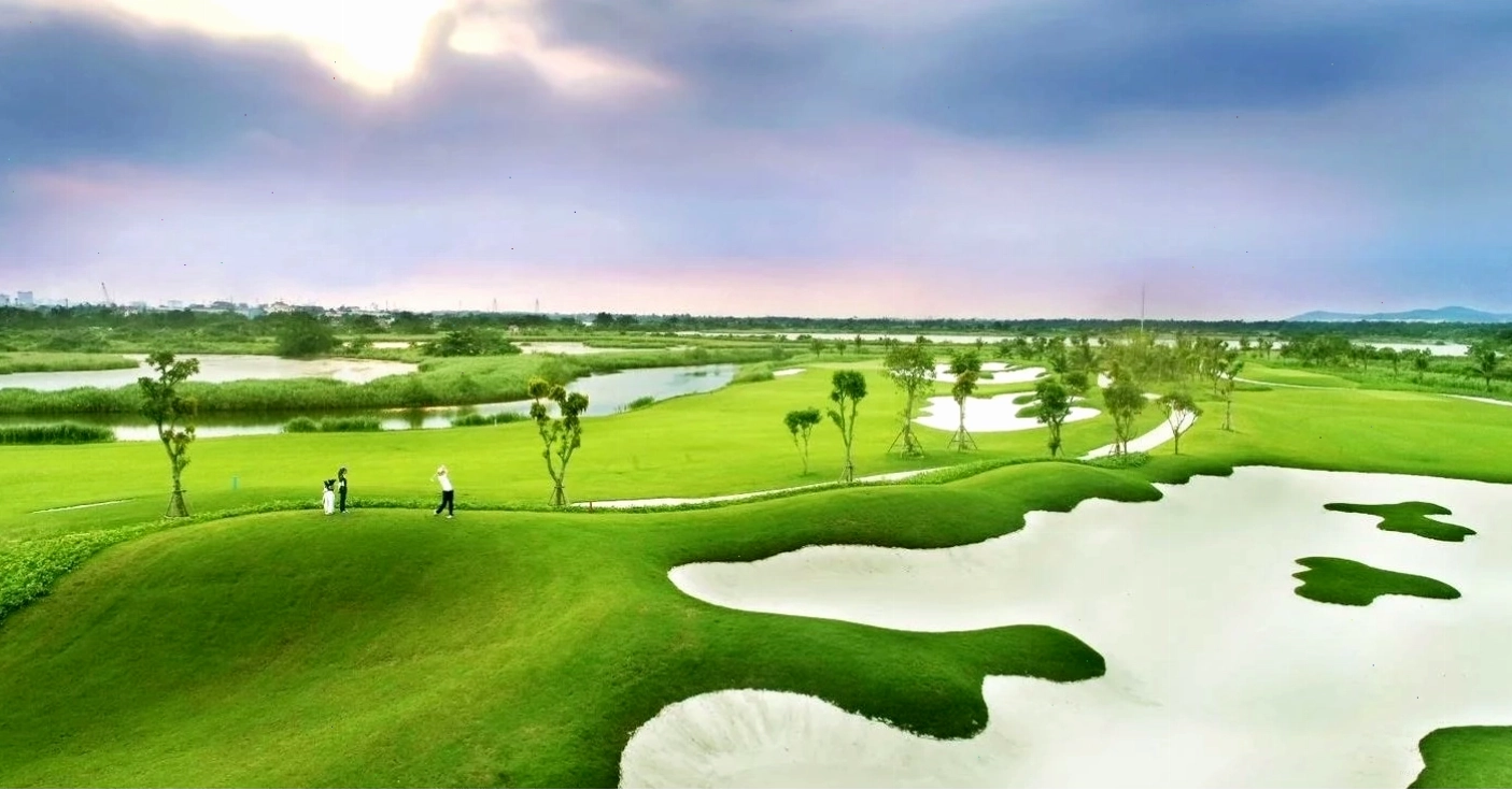 Hình ảnh sân golf với các lỗ cờ