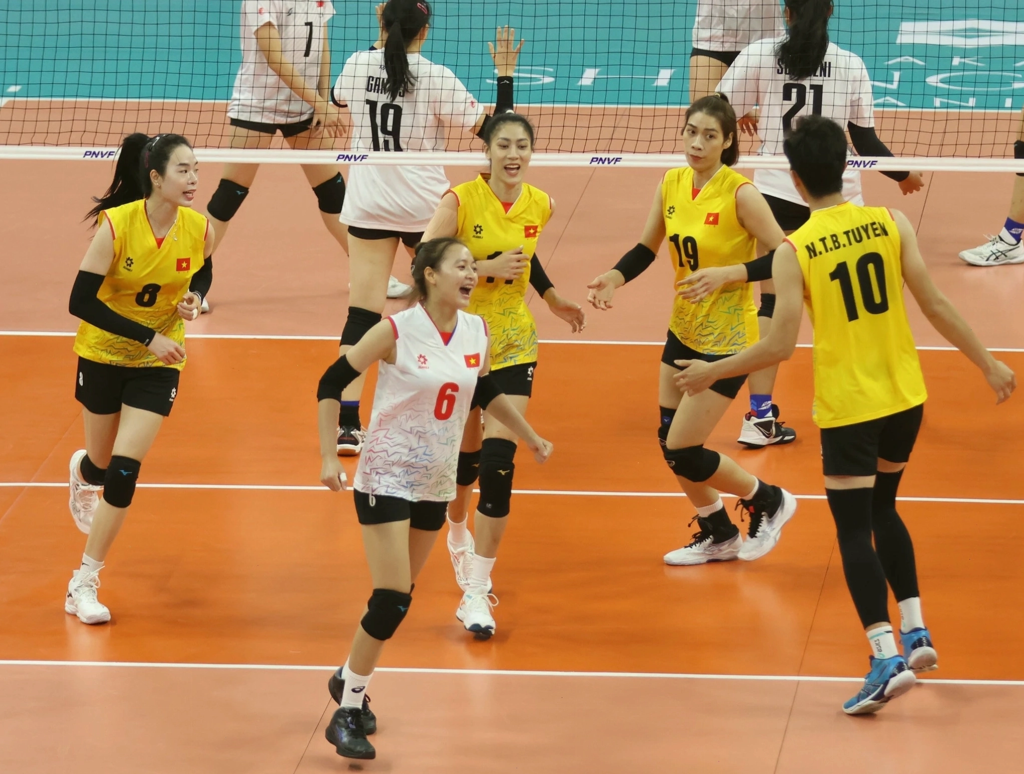 Hoạt động chơi bóng chuyền hơi của người cao tuổi