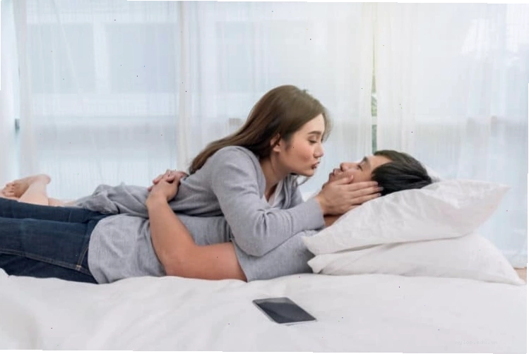 Hôn nhẹ lên cổ là cách làm chồng nghiện vợ hiệu quả