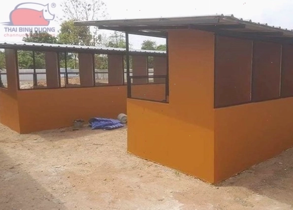 Kích thước chuồng gà cần phù hợp với số lượng gà nuôi