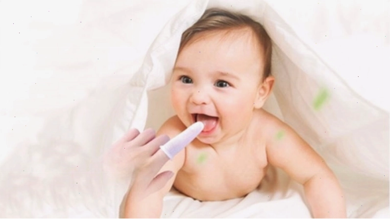 Làm sạch răng miệng cho trẻ để điều trị sốt